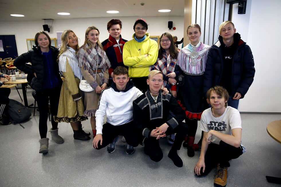 Dette er «synderne» bak plakatene. Øverst fra venstre; Maria Agnete Andreassen, Benedikte Lindbäck, Elle Katri Lindi, Daniel Nilsen Eira, Remi Tor Inge Anti Aasen, Elle Risten Eira, Ine Guttorm Klaussen, Egil Stueng. Nederst fra venstre: Simon Tobias Holmestrand, Johan Lemet Holmestrand og Matti Iversen.
 Foto: June  Helén Bjørnback