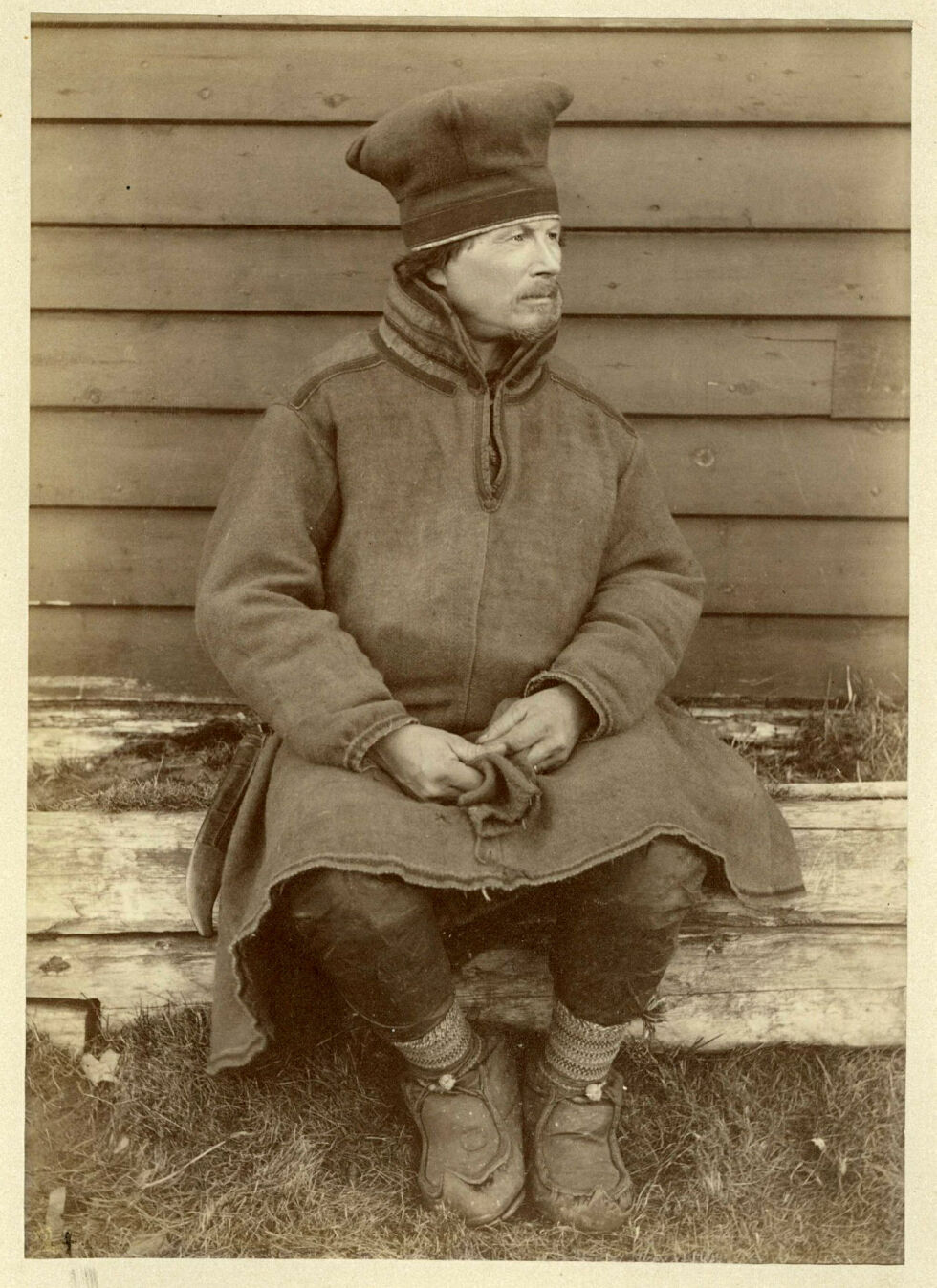 Jáhkoš Lásse/Lars Jacobsen Hætta (1834-1896) fra Kautokeino. Bildet ble tatt en gang mellom 1882 og 1883.
 Foto: Sophus Tromholt/Norsk Folkemuseum
