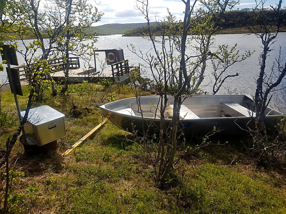 Båten som Tana jeger- og fiskerforening har lagt ut ved Smalfjordvann friluftsområde i Tana. For å få tilgang må man kjøpe en nøkkel hos Norges jeger- og fiskerforbund til 200 kroner. Ved båten er det også flytebrygge og rampe for båtutsetting.
 Foto: Tom Hardy