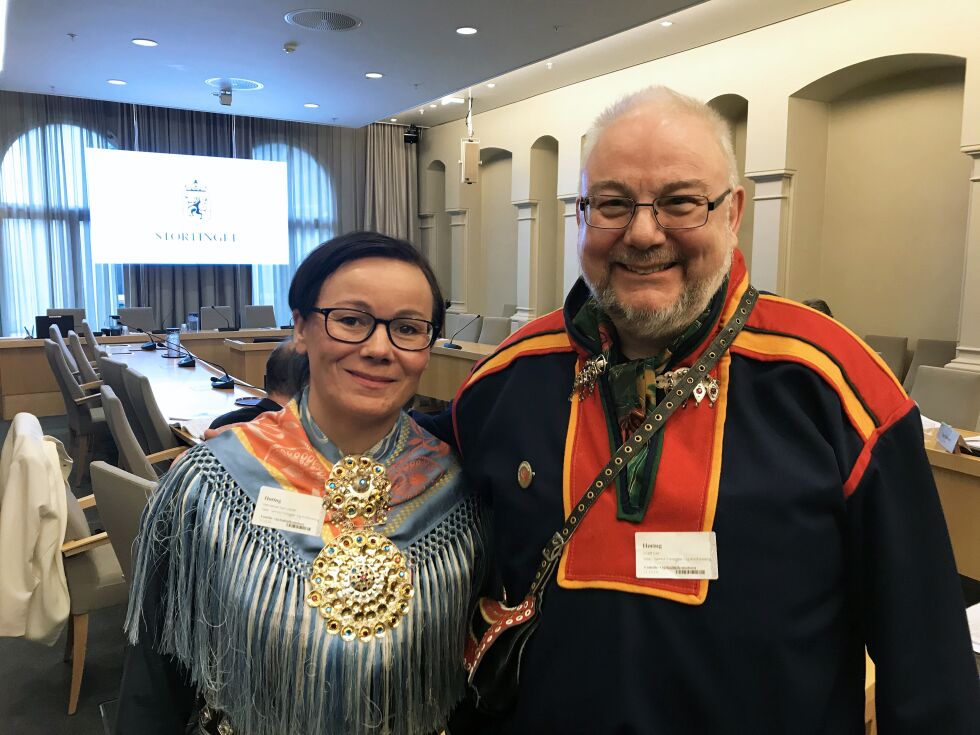 Kari Lisbeth Hermansen er sjefredaktør i Ávvir, og Geir Wulff er sjefredaktør i Ságat. Nå har de besøkt de Stortingets familie- og kulturkomité.
 Foto: Geir K. Hus