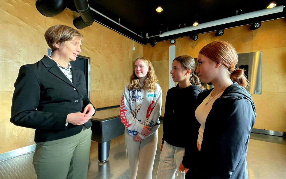 Bare- og familieminister Kjersti Toppe møtte tirsdag ungdomsrådet i Hammerfest kommune, og benyttet anledningen til å gi dem skryt. – Dere er kjent for å ha fått det til å fungere.
 Foto: Cecilie Ditløvsen