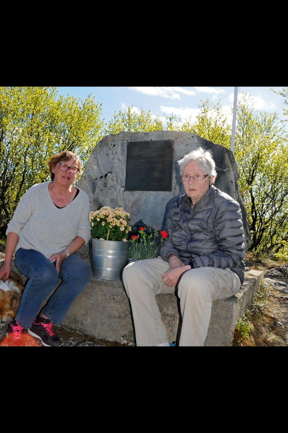 Aud Ramberg (til venstre) og Elsa Danielsen synes tilstanden, tilgjengeligheten og oppmerksomheten rundt monumentet over de drepte ved Andrevannet er skammelig og trist. Her har de med seg blomster for å gjøre det litt penere.
 Foto: Halllgeir Henriksen