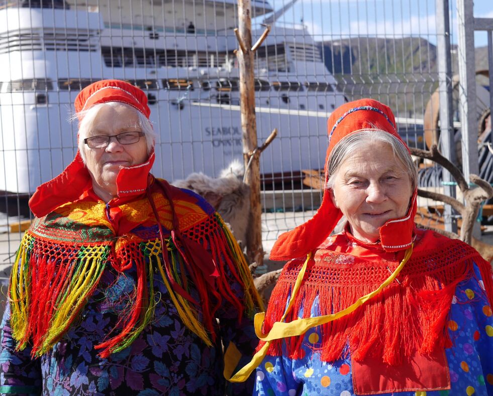 De sier seg fornøyd med suvenirsalget på kaia i Honningsvåg så langt i år; Karen Marie Somby (til venstre) og Berit Marie Kemi. I bakgrunnen ses cruiseskipet «Seabourn Ovation».
 Foto: Geir Johansen
