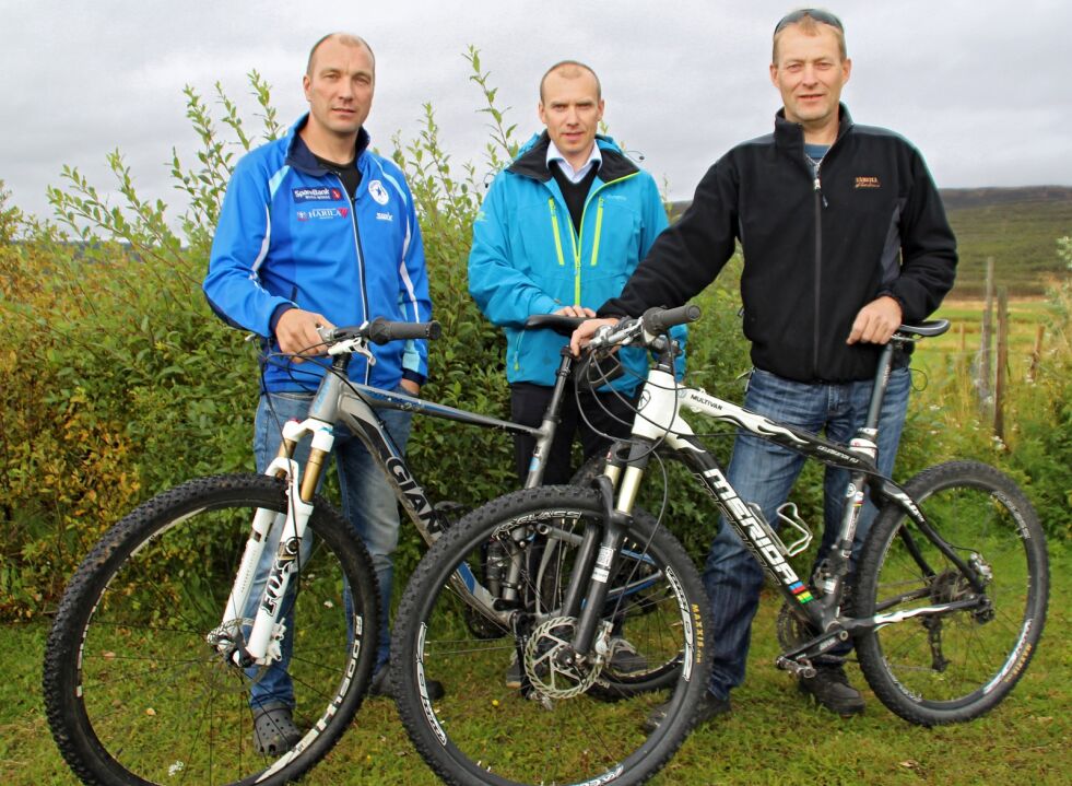 Hans Henrik Kristiansen (fra venstre) , Svein Reiersen og Uno Mikkelsen stiller seg undrende til avslaget fra styret i Varangerhalvøya Nasjonalpark.
 Foto: Torbjørn Ittelin