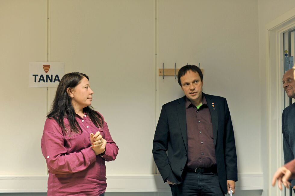 Tilflytterkonsulent Linda Basma og ordfører Frank Martin Ingilæ fortalte stortingsrepresentanten om undervisningstilbudene i Tana.
 Foto: Karsten Ugelvik