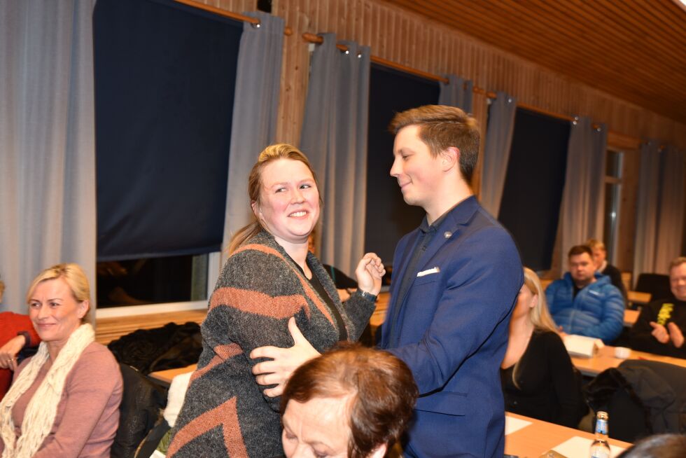 Her gratulerer Nina Eriksson og Jonas Nymo hverandre som henholdsvis varaordfører- og ordførerkandidat for Porsanger Høyre.