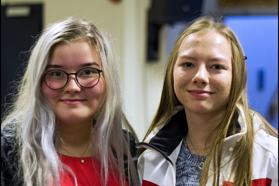 Benedikte Lindbäck og Maria Andreassen forteller at de ønsker dyrepoliti i Norge, én av grunnene til at de stemmer Venstre på skolevalget for Stortinget.
 Foto: June Helén Bjørnback
