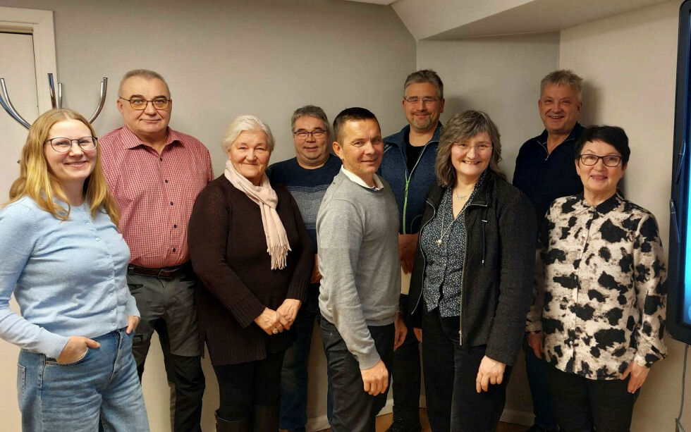 Fra venstre: Ingvild Iversen, Sølve Johansen, Hjørdis Nilsen, Odd Arild Hansen, Torfinn Johansen, Geir Thrane, Toril Bakken Kåven, Greger Mannsverk, Inger Kjellmo.
Foto: Nordkalottfolket