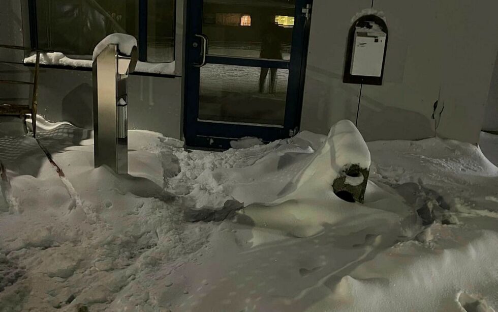 Slik så det ut foran rullestolheisen mandag ettermiddag.
 Foto: Privat