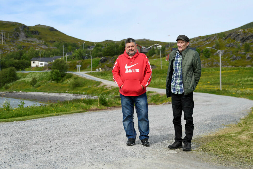 Veien til Sjøsamisk tun har blitt som ny, takket være et samarbeid mellom Sjøsamisk tun, Smørfjord bygdelag og flere husstander. Edmund Josefsen (til venstre) og Jon Egil Nilsen mener det er viktig å gjøre det beste ut av situasjonen.
 Foto: Irene Andersen