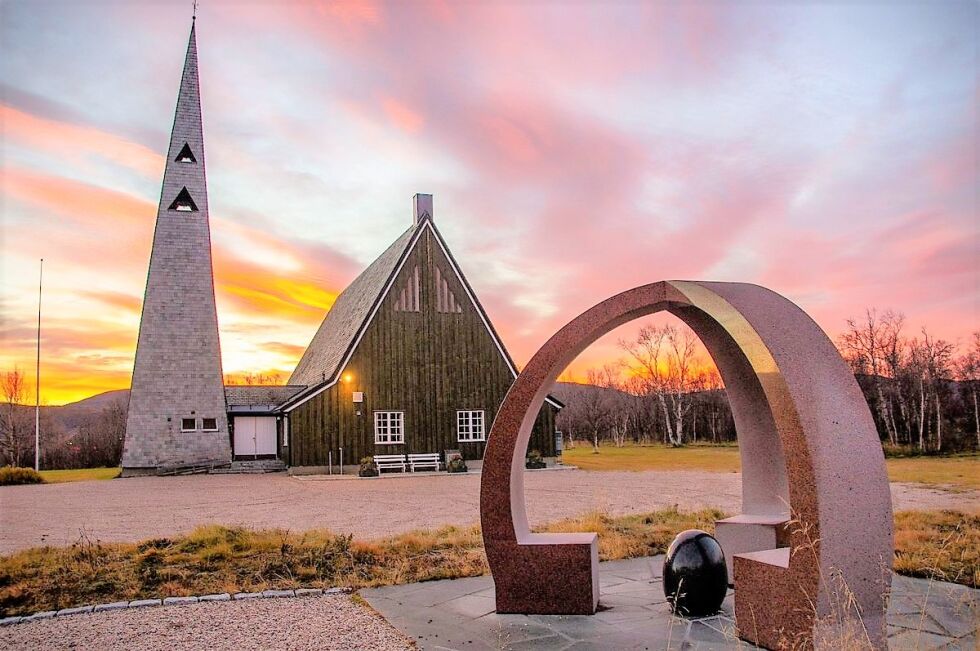 Til 70-årsmarkering kom «Muitu – Erinding» på plass ved Tana kirke i Rustefjelbma. Nå skal det også settes opp et skilt med navnet på monumentet og kunstneren.
 Foto: Frank M. Ingilæ