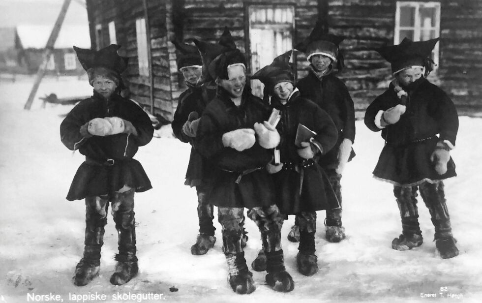 Bil­det av de seks sko­le­gut­te­ne i Kar­as­jok er tatt av Thek­la Høegh. Stakk en inn­om bok­han­de­len på 1930-tall­et fant en det­te post­kor­tet som ett av fle­re med sam­iske mo­tiv.
 Foto: Thekla Høegh