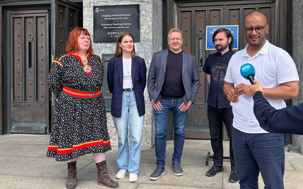Konsultasjonen mellom byrådsavdelingen og samiske organisasjoner er avsluttet med full enighet. Ann Finbog i Oslo Sámeálbmot Bellodat/Oslo Samefolkets part, Marit Michelsen i Oslove Noereh, Tor Gunnar Nystad i Oslo Sámi Searvi, Mikkel Berg-Nordlie i Oslo ja biras sámi váhnenfierpmádat/Oslo og omegn samiske foreldrenettverk, sammen med byråd for kultur, idrett og frivillighet, Omar Samy Gamal (SV)
 Foto: Beate Svenningsen