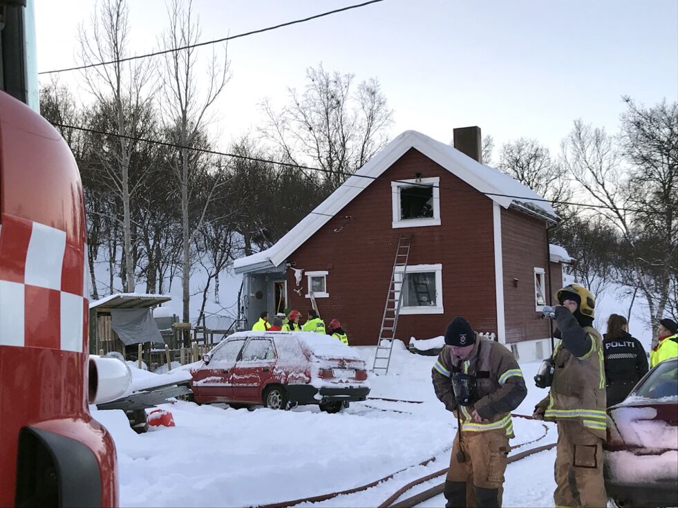Begge personene kom seg ut i tide da det fredag formiddag begynte å brenne i et bolighus i Porsanger.
 Foto: Marius Thorsen