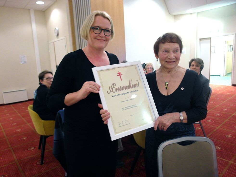 Generalsekretær Lisbet Rugtvedt i Nasjonalforeningen for folkehelsen overrekker diplomet til Aslaug Seljesæther for sine 25 år som leder av helselaget.
 Foto: Kirsten Greiner Ovesen