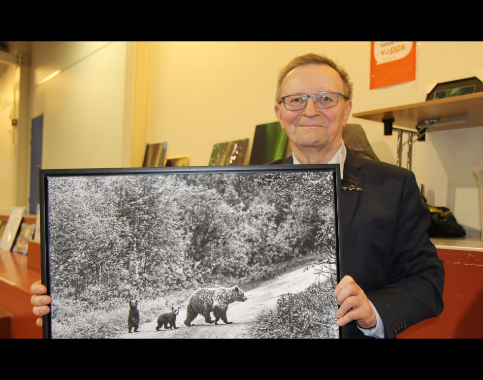 Blant fotografiene Kjell H. Sæther hadde med seg på messa var dette. – Bildet er tatt i Anárjokdalen i juni 2016. Jeg var ute på min første tur med mitt den gang nye Nikon-kamera. Det ble et fantastisk møte med bjørnefamilien, forteller han.
 Foto: Torbjørn Ittelin