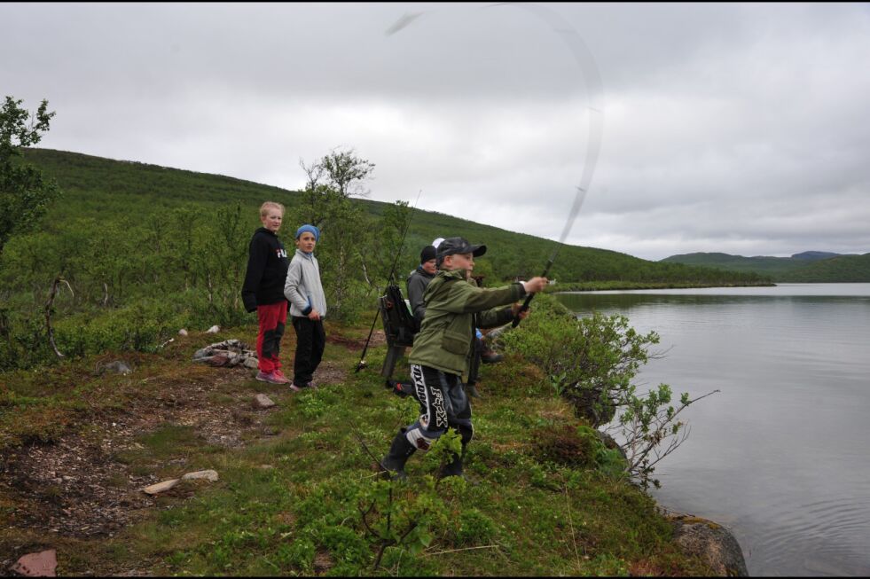 KOM FRA VADSØ: Mikael Meirud forsøker fiskelykken da Ságat besøker villmarksleiren på Harrevann.
 Foto: Erik Brenli