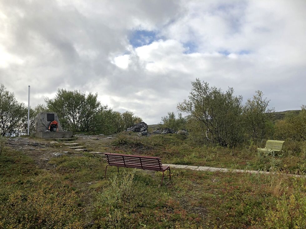Minnesmerket over 11 henrettede partisanhjelpere ved Andrevannet utenfor Kirkenes ligger bortgjømt til, noen kilometer utenfor Kirkenes.
Foto: Hallgeir Henriksen