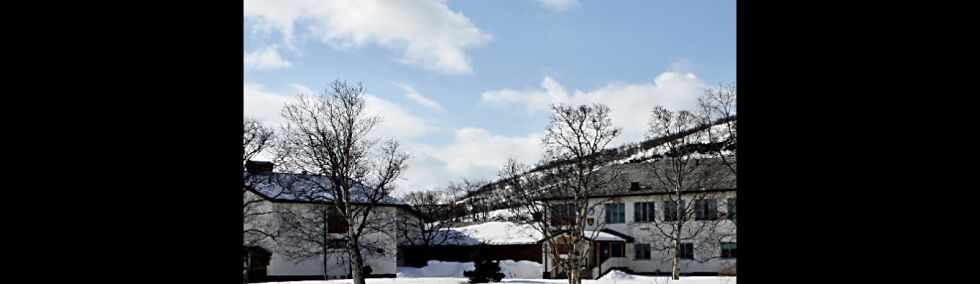 Den tidligere eleven Alva Nilsen forteller blant annet om grov mobbing og ukontrollerte fester på Tana videregående skole da hun gikk der skoleåret 2016/2017.