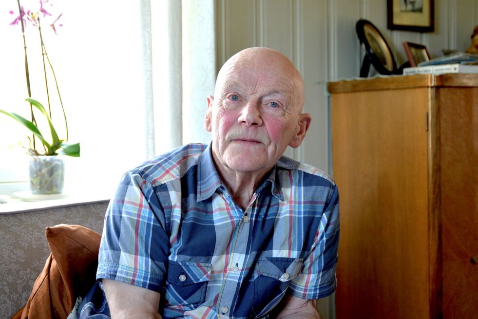 Arvid Petterson mener kommunens hyttemotstand er litt tvilsom når de selv tillater trafikk både nedenfor og oppå sandsvalereirene på Brennelvneset. Foto: Sonja E. Andersen