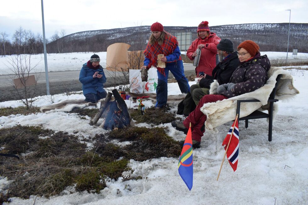 Siri Broch Johansen, Ragnhild Rajala Lautz, Wivian Johnsen, Øystein Hauge og Vigdis Siri fra Folkeaksjonen mot Davvi vindkraftverk tente et bål i protest mot planene om vindmøllepark.
ALLE FOTO: Birgitte Wisur Olsen