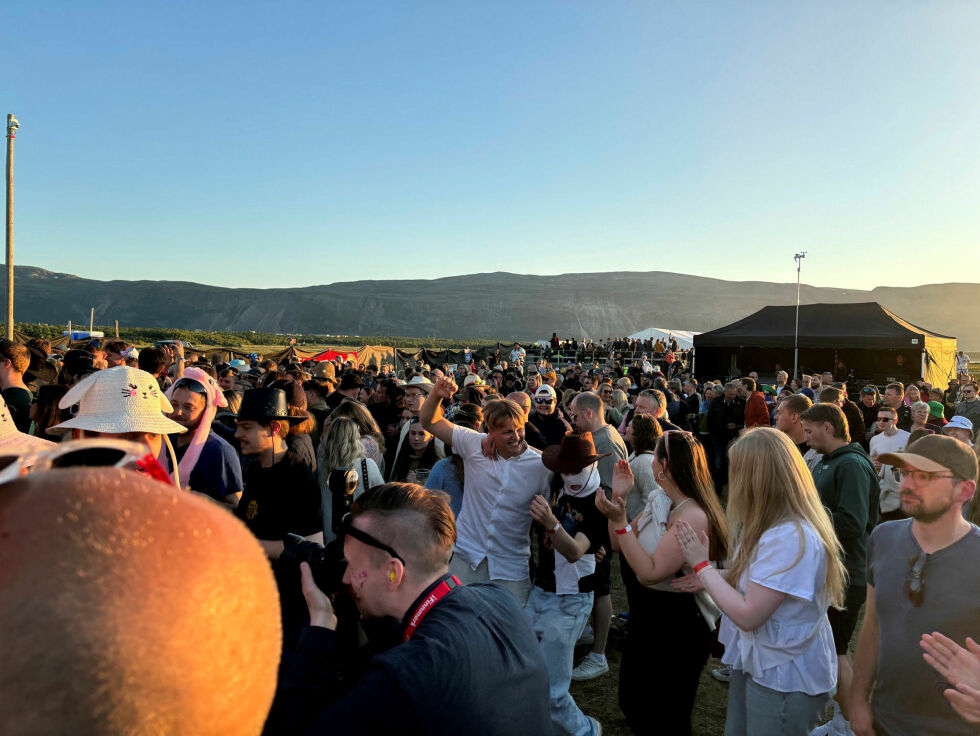 Midnattsrocken 2024 brakte en strålende energi med seg til finnmarksbygda Lakselv.
 Foto: Anders Henriksen