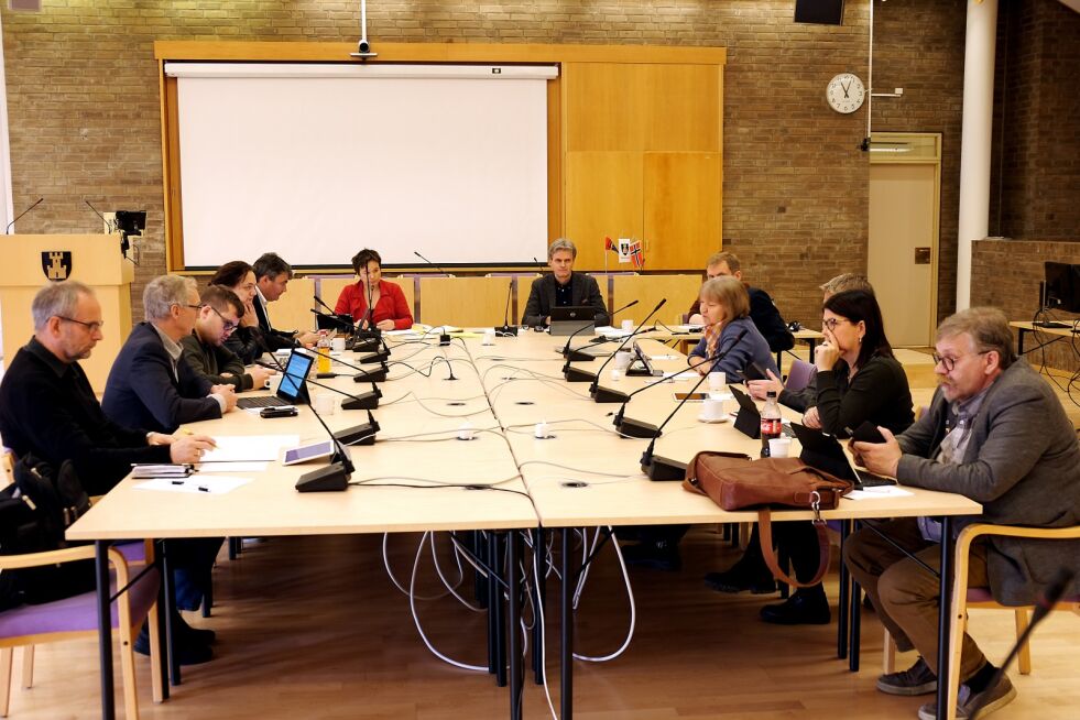 Fylkesutvalget delte seg da reiselivsstrategien ble behandlet. Det var Ap og KrF som fikk flertall. Fra venstre rundt bordet; Svein Iversen (KrF), Geir Ove Bakken, Tarjei Jensen Bech, Sylvi Jane Huseby, Remi Strand, Ragnhild Vassvik (alle Ap), fylkesrådmann Øystein Ruud, Høyres Jo Inge Hesjevik (delvis skjult), Lise Svenning (H), FrPs Claus Jørstad (delvis skjult), Trine Noodt (V) og Kurt Wikan (Sp).
Foto: Bjørn Hildonen