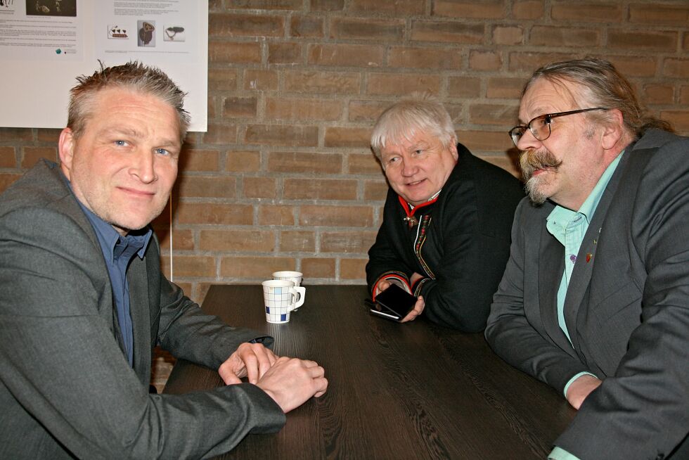 Uavhengige Klemet Klemetsen (midten) fikk med seg FrPs Claus Jørstad (venstre), SPs Kurt Wikan og resten av fylkestinget da han fremmet en uttalelse som førerkort.
 Foto: Bjørn Hildonen