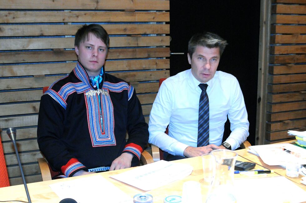 Denne uken har rettsaken mellom den unge reindriftsutøveren Jovsset Ante Sara (til venstre) fra Kautokeino og staten pågått etter at han måtte redusere flokken fra 150 til 75 rein i 2013. Trond P. Biti (til høyre) er advokat for Sara under rettsaken.
 Foto: Tom Hardy