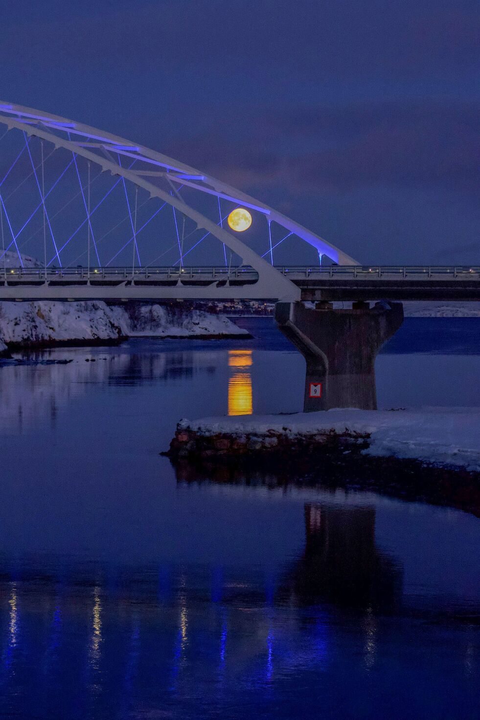 Månelyst på Trifonbrua over Báhčeveaivuonna/Bøkfjorden i Sør-Varanger.
 Foto: Knut Labahå