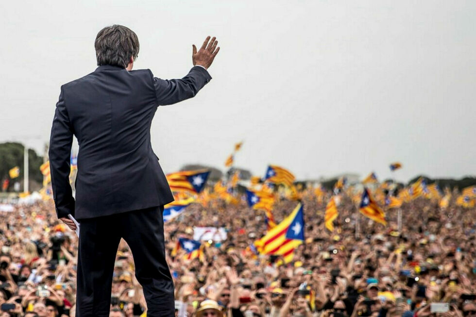 Tidligere president i Catalonia, Carles Puigdemont, dukket opp som lovet i Barcelona torsdag. Ved triumfbuen holdt han en tale før han forsvant med 500 politifolk i hælene.
 Foto: Albert Salamé