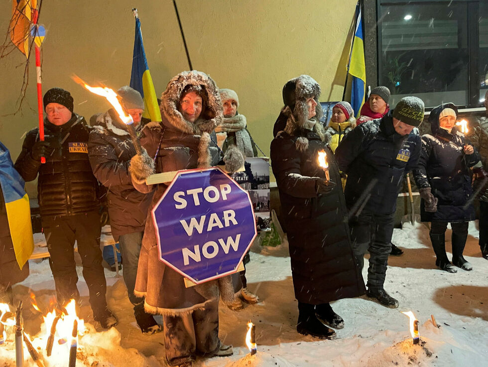 Olga Jørstad er kola-nordmann og hadde sammen med venner kjørt fra Vadsø til Kirkenes for å markere sin avsky mot krigen i Ukraina.
 Foto: Birgitte Wisur Olsen