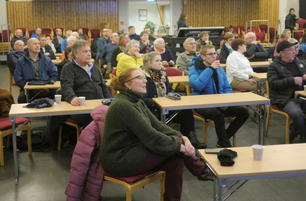 Styret i Nordkapp HLF ber om at Nordkapp kommune iverksetter tiltak som kan bedre hverdagen for hørselshemmede i kommunen. Å sørge for god og klar lyd via høyttaleranlegg på offentlige møter er et tiltak. Foto fra et møte på samfunnshuset Turn sist vinter. Foto: Geir Johansen