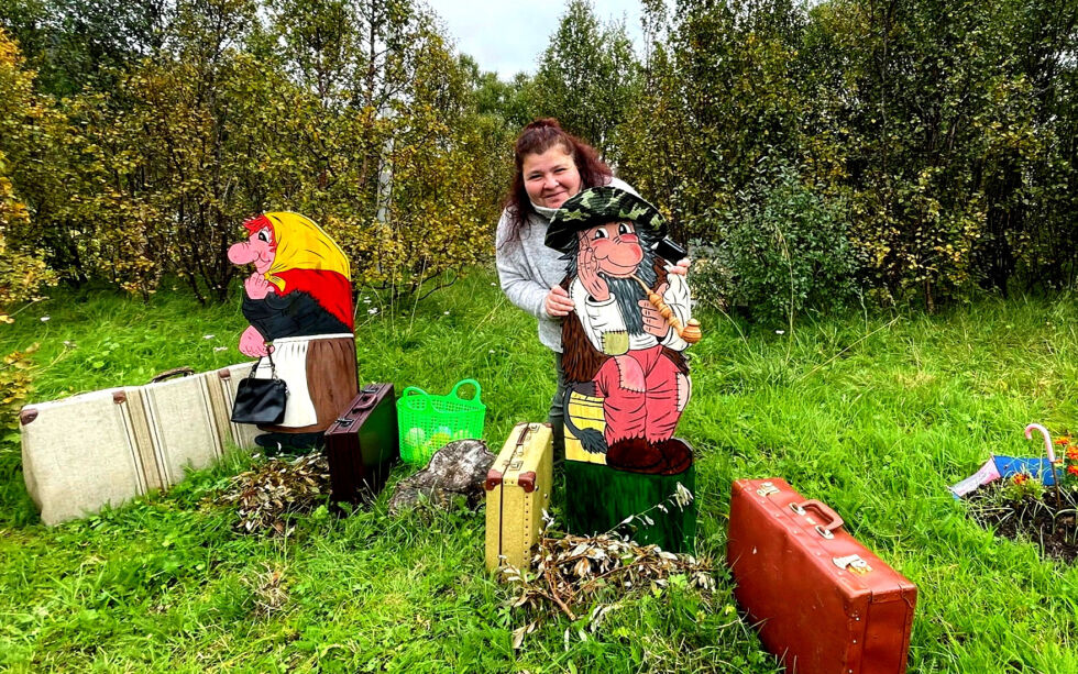 Inna Johansen snakker gjerne med alle de 27 trollene i Trollhagen sin, og det gir henne energi å holde på. – Det er så levende her at jeg blir nesten redd selv.
 Foto: Cecilie Ditløvsen