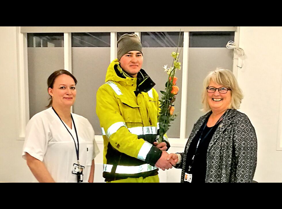 Røntgenpasient Erik Bang ble første «kunde» på det nye sykehuset. Her sammen med  klinikksjef Rita Jørgensen (til høyre) og fagradiograf Hanne Samuelsen, som forøvrig er søstre.
 Foto: Finnmarksssykehuset
