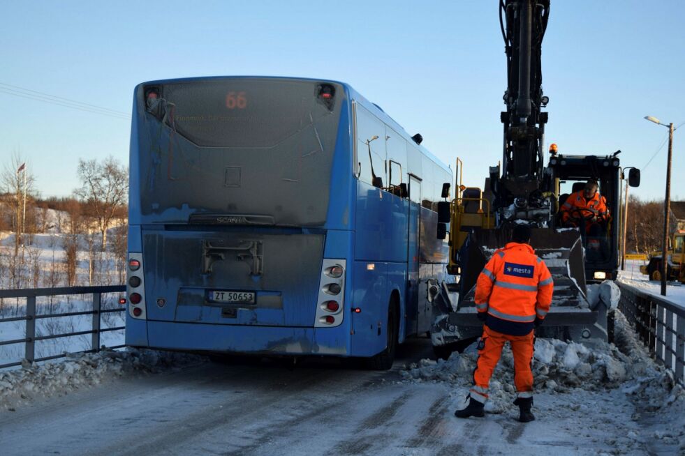 At ingen speil ble knust bekrefter meget dyktige førere både av bussen og gravemaskinen. Bildet er tatt nylig på Brennelv bru øst for Lakselv, som er ekstremt smal i brøytesesongen, spesielt i år med store snømengder. Foto: privat