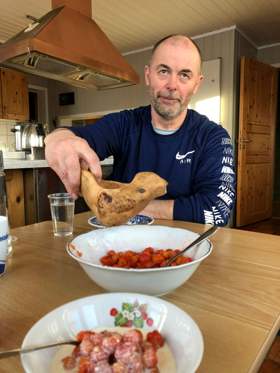 Per Edvard Johnsen/Molleš-Piera snakker entusiastisk om svarte skyer med mygg inne på vidda, noe som lover godt for produksjonen i naturen.
 Foto: Stein Torger Svala