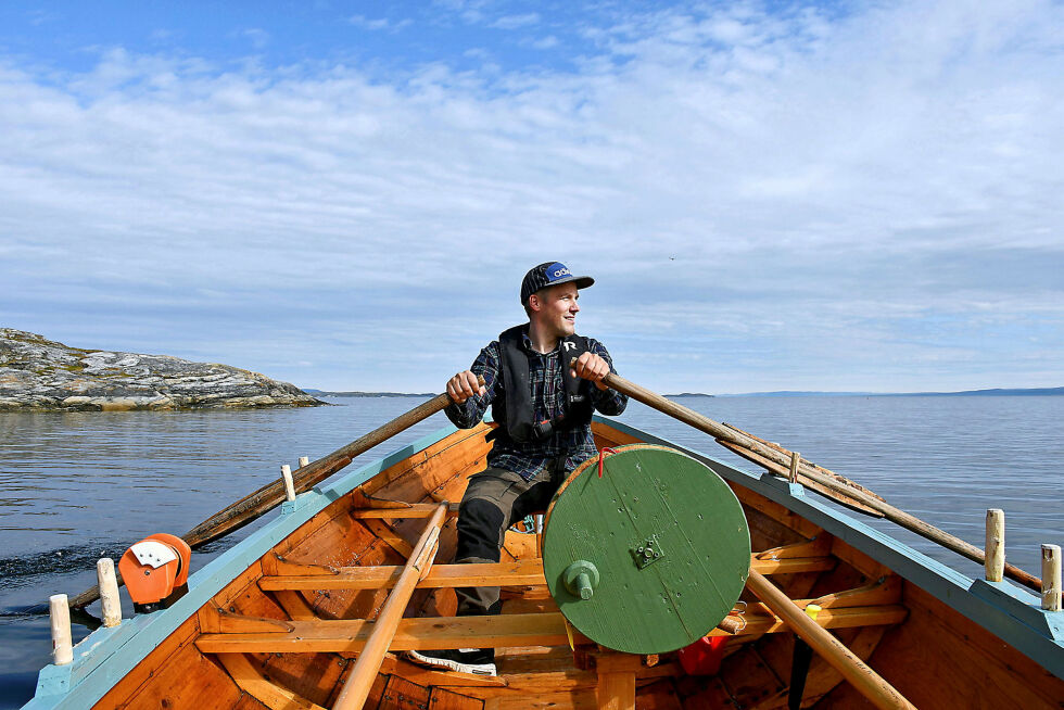 Stiftelsen Mearrasiida har et stort engasjement for tradisjonelle trebåter, hvordan de ble bygd og historien rundt. Her ror Ove Stødle i Porsangerfjorden, på en spissbåt som ble bygd i 2018 av hans læremester Hans O. Hansen.
 Foto: Irene Andersen