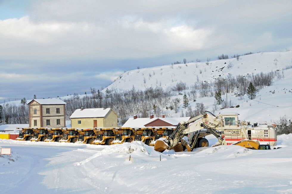 I Bjørnevatn er det meste av nødvendig gruveutstyr, som skufler og dumpere, klare for en ny produksjonsrunde.
 Foto: Hallgeir Henriksen