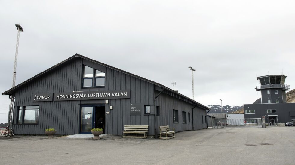 Honningsvåg lufthavn Valan er blant lufthavnene som nå kan tilby gratis parkering som følge av at Avinor legger om sitt parkeringssystem.
 Foto: Marius Thorsen