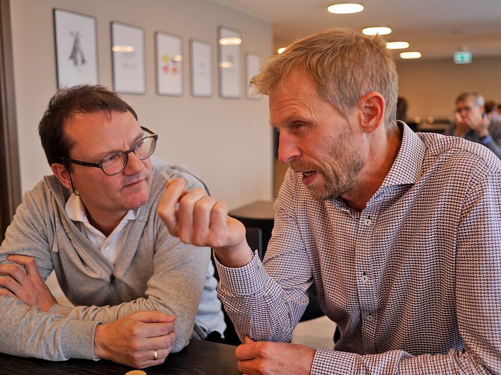 Det var ivrig diskusjon før FeFo-styret behandlet saken om salg av Nordkapp tirsdag. Her er det SV-politiker i Nordkapp, Jan Olsen (til venstre), og styremedlem i FeFo, Jo Inge Hesjevik, som diskuterer.
 Foto: Geir Johansen