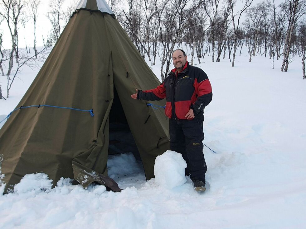 – Dersom kommunelegen tillater, satser jeg på å holde utegudstjeneste på fjellet i påska, sier sogneprest János Kona i Tana. Her er han ved menighetens lavvo som ble plassert ved 2. Bjørnevann/ Guovžajávrrit før coronatiltakene ble satt i drift, men så langt ikke har vært mulig å bruke til utegudstjenester, og vil bli tatt ned. FOTO: TOM HARDY