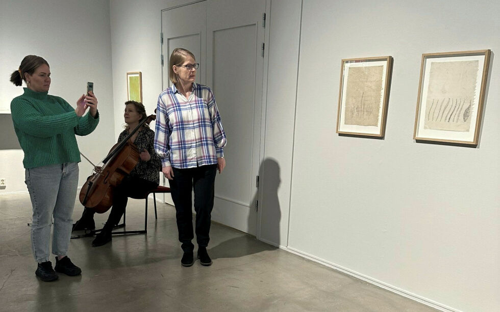 Elisabet forteller fra utstillingen.
 Foto: Anders Henriksen