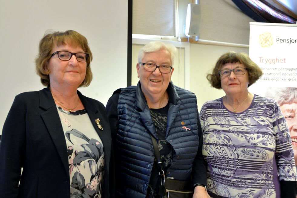 Eva Henriksen (fra venstre), Evelyn Olsen Lid og Ragnhild Elisabeth Suhr fortsetter langpendlingen Kirkenes - Lakselv også etter at de er utnevnt til æresmedlemmer. Fordi de gjerne vil følge med på det som skjer i forbundet, både regionalt og sentralt.
 Foto: Sonja E. Andersen