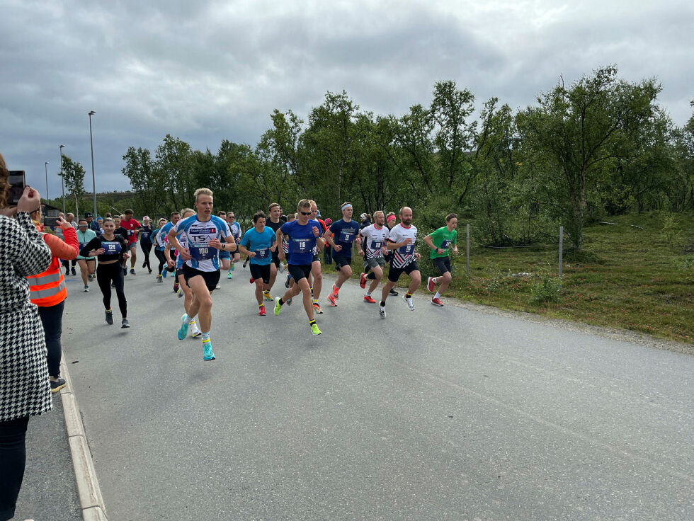 Bildet er fra i fjor, da 10-kilometerløperne startet ut fra stadion i Tanabru. Både løypa og klassene er de samme i år.
 Foto: Birgitte Wisur Olsen