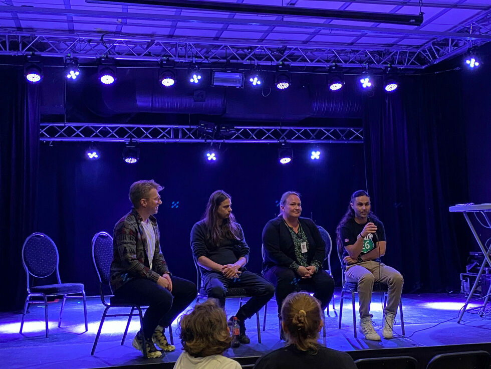 Fra venstre: Jeppe Mogensen, Dan Remi Hansen, Sandra Asmyhr og Sebastian Magia svarer på spørsmål fra publikum.
 Foto: Emil Olai Danielsen
