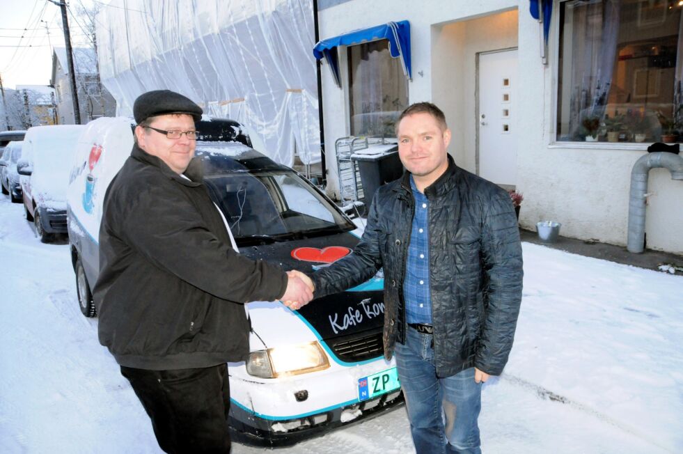 Deler av det lokale næringsliv støttet opp om kafédriften, sammen med kommunen. Her takker Jan Tore Rasvik for 5.000 kroner i bidrag til bil fra forretningsmannen Rune Ulvang.
 Foto: Hallgeir Henriksen