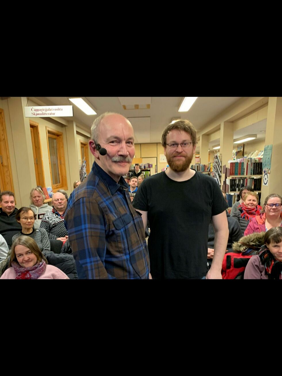 Rune Blix Hagen og biblioteksjef Jørgen Betten ved Nesseby bibliotek konstaterer at folk er veldig interesserte i å få vite mer om samisk sjamanisme.
 Foto: Privat