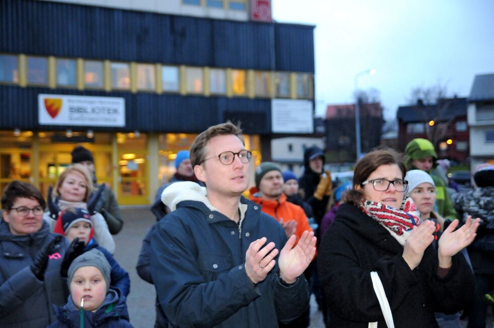 Kommunestyremedlem for Ap og forelder, Espen Rafaelsen, var blant de hundre som applauderte under appellen.
 Foto: Halllgeir Henriksen