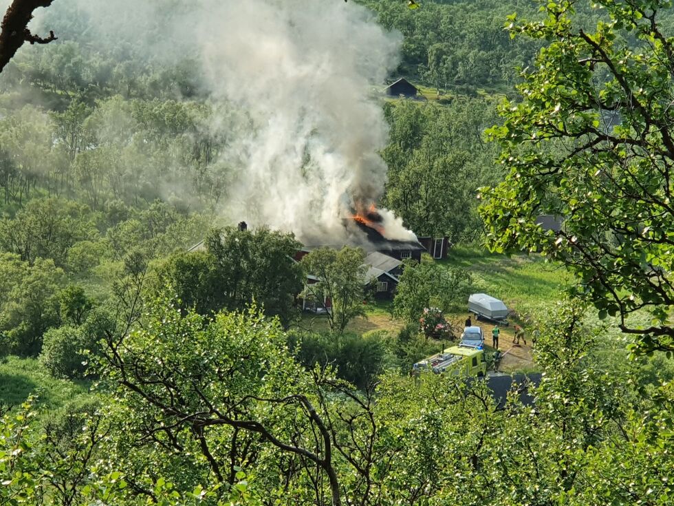 Hytta ser ut til å være overtent.
 Foto: Torbjørn Ittelin